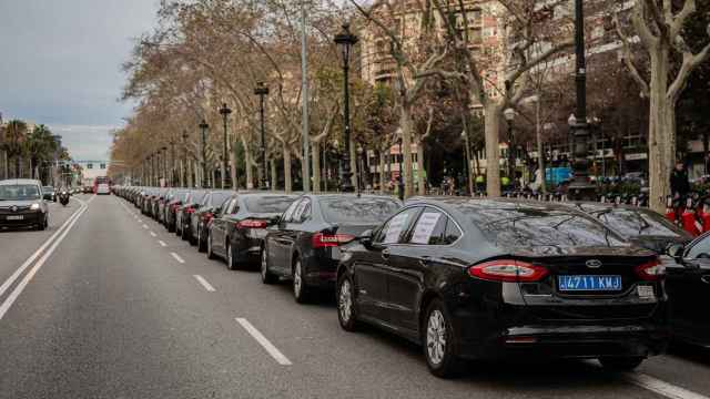 Vehículos VTC aparcados en la Diagonal durante una protesta / EUROPA PRESS