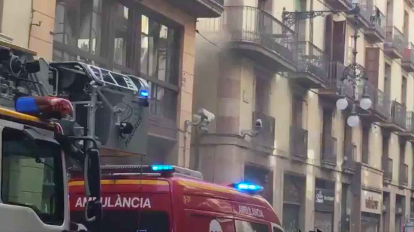 Los bomberos extinguen un incendio en el centro de Barcelona / Twitter