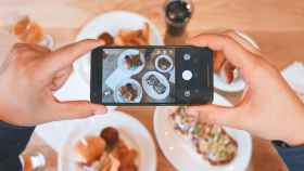 Fotografiando un plato de comida con el móvil / PIXABAY