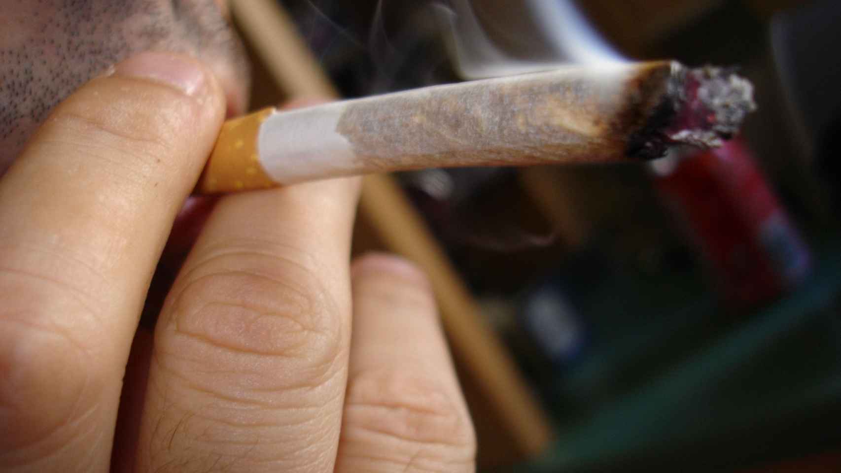 Una persona fumando un porro y echando humo / Archivo