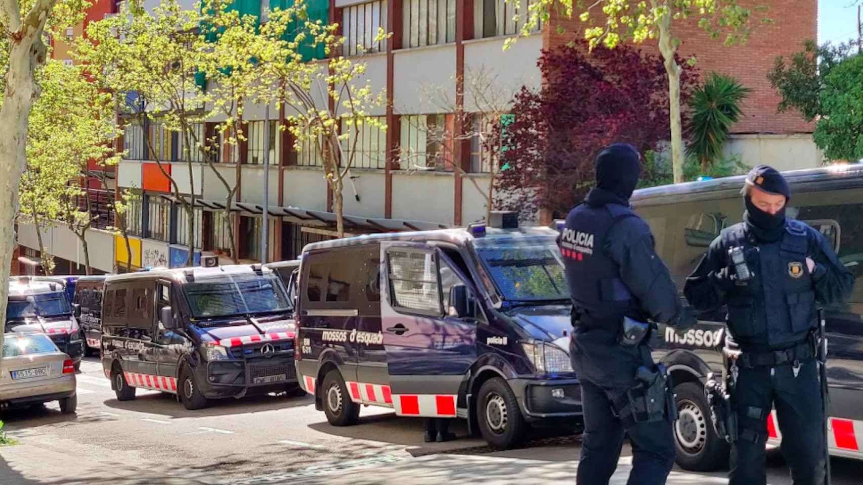 Mossos d'Esquadra en la puerta del colegio donde TV3 grabó Merlí / EUROPA PRESS