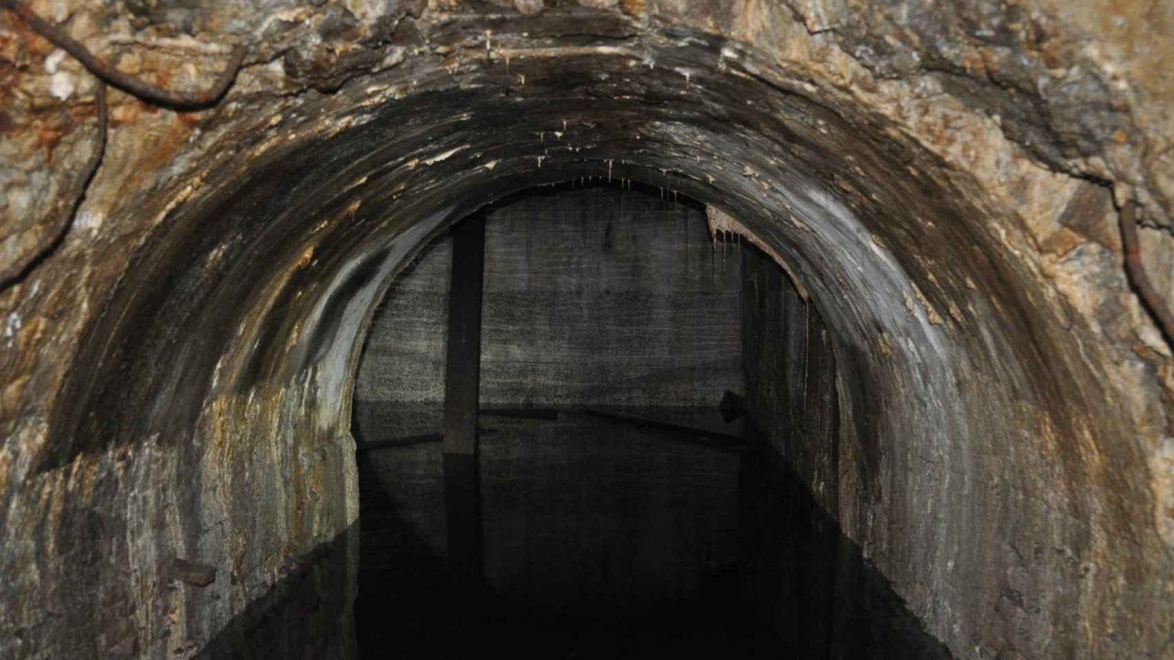 Detalle de la galería de acceso al túnel circular del Metro, llena de agua / SABCN