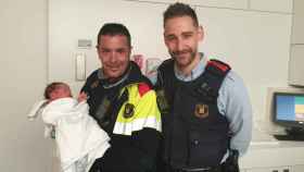 Los Mossos posan con la niña recién nacida en el hospital / MOSSOS