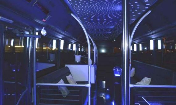 Interior modificado del discobus, con las barras del bus urbano intactas