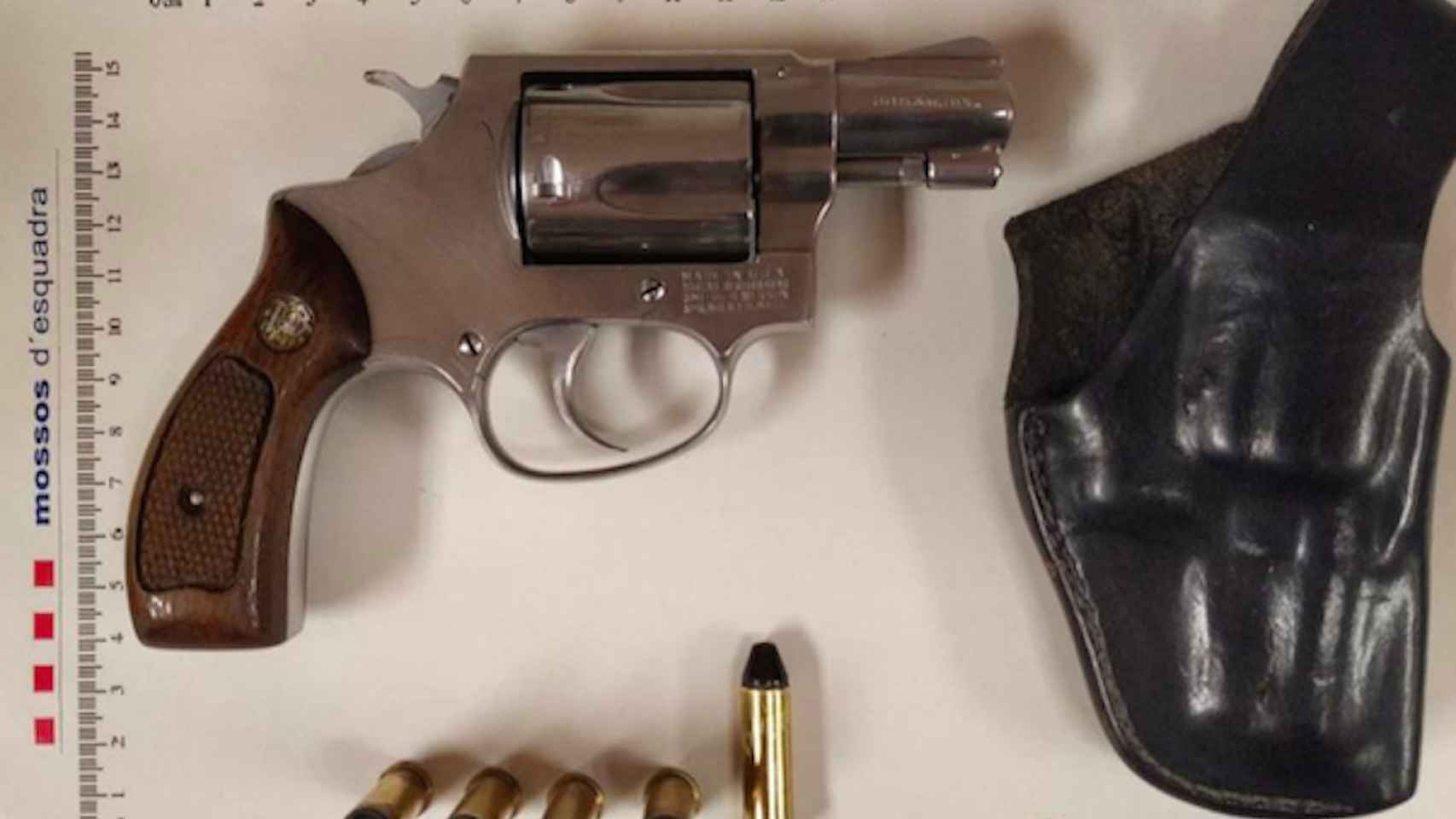 Una imagen del revólver incautado a los presuntos atracadores de la tienda