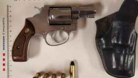 Una imagen del revólver incautado a los presuntos atracadores de la tienda