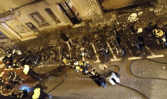 Las motos arrasadas por el fuego en el barrio del Coll