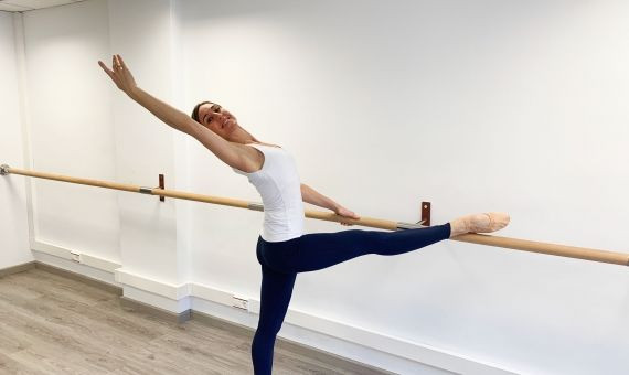 Lucia - Hospitalet de Llobregat,: Soy bailarina profesional de Ballet.  Ofrezco clases de ballet, estiramiento, corrección postural, pilates mat y  yoga de todos los niveles. No importa si no tienes ningún conocimiento!