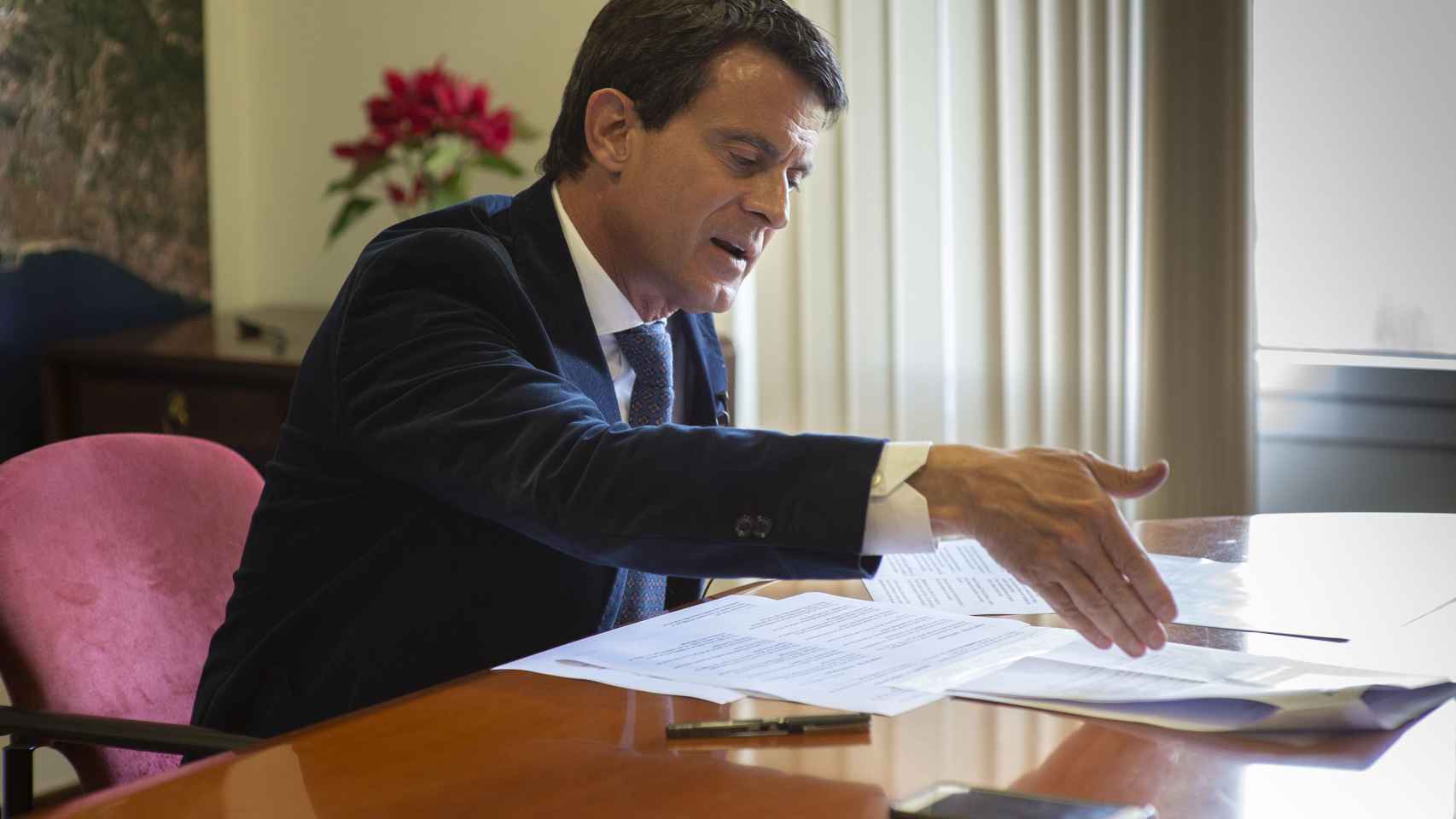 El candidato a la alcaldía de Barcelona, Manuel Valls, durante la entrevista con Metrópoli Abierta / LENA PRIETO