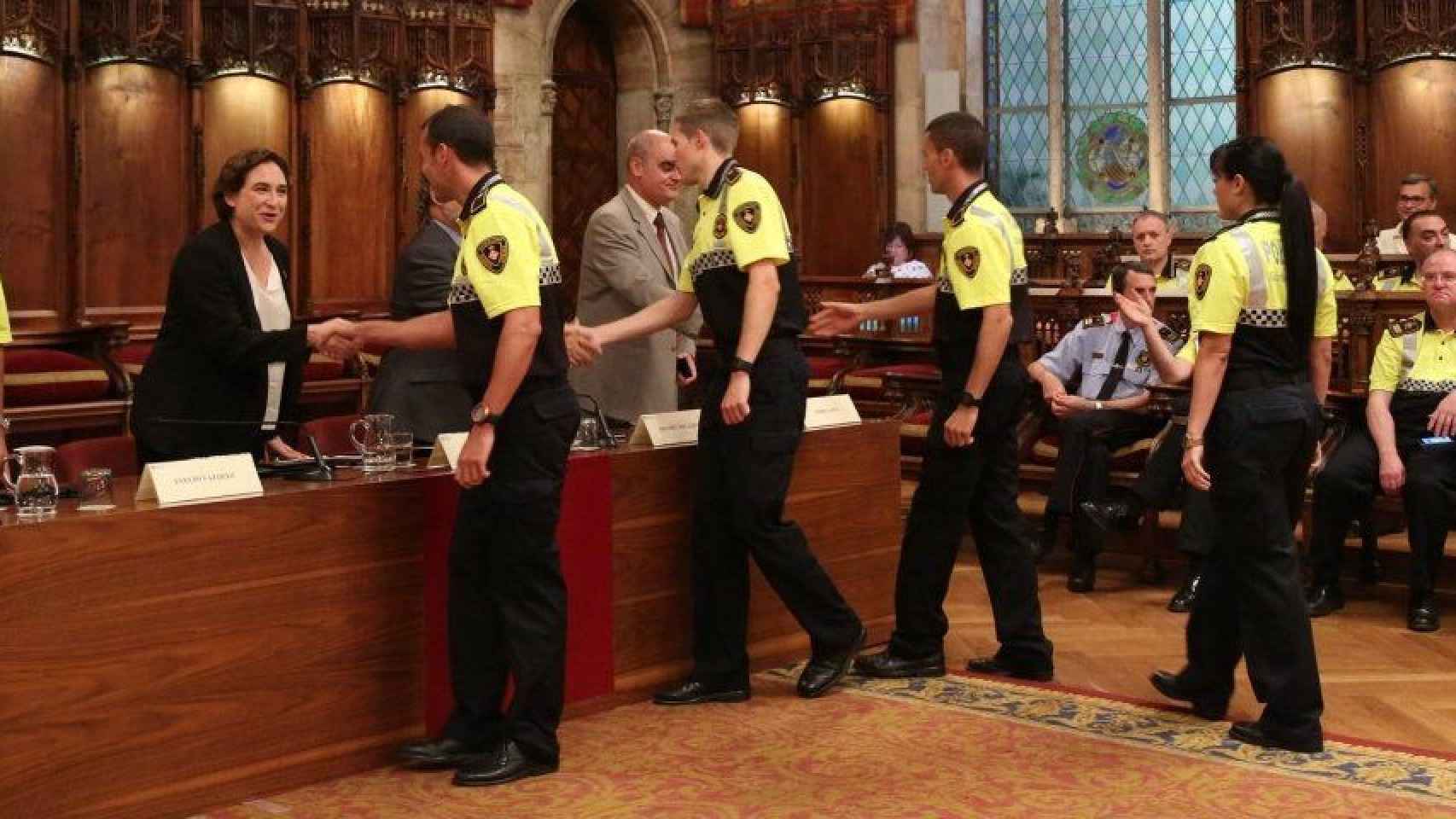 Agentes de la Guardia Urbana recogen sus credenciales de la mano de la alcaldesa, Ada Colau / AYUNTAMIENTO DE BARCELONA