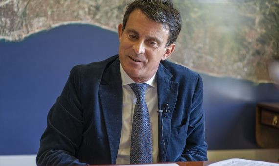 Manuel Valls durante la entrevista en su sede