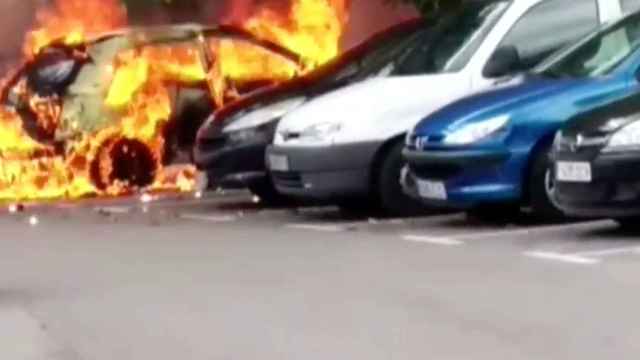 Uno de los coches incendiados junto al lugar donde el martes se quemaron 14 motos / BETEVÉ