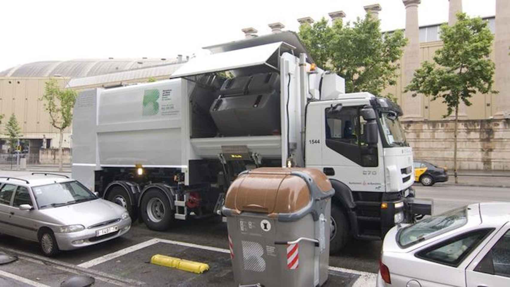 Un camión de recogida de basuras en Barcelona / EUROPA PRESS