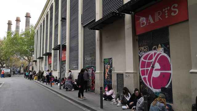 Cola de fans a la espera del concierto de Alfred en la Sala Barts / EUROPA PRESS