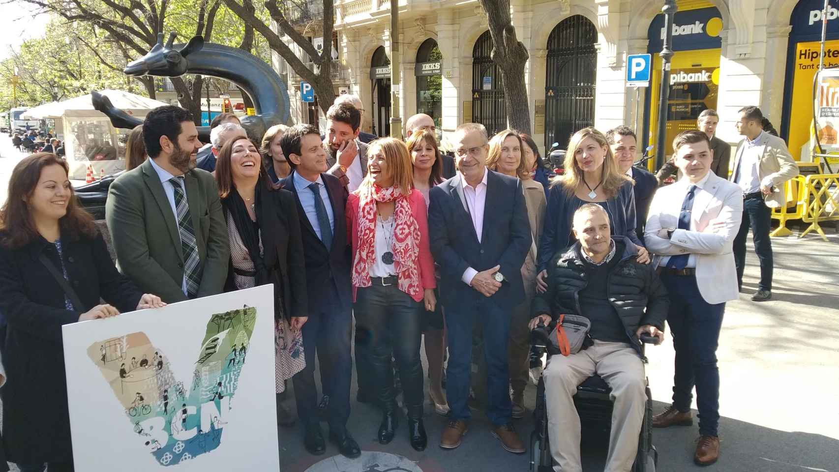 Los candidatos de la lista de Valls, junto a la jirafa de la rambla de Catalunya / JORDI SUBIRANA