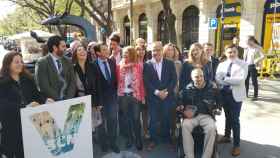 Los candidatos de la lista de Valls, junto a la jirafa de la rambla de Catalunya / JORDI SUBIRANA