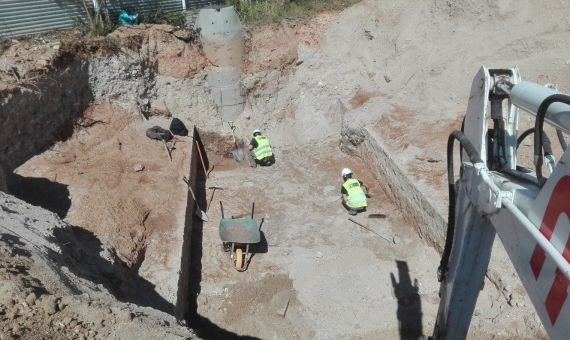 Los arqueólogos trabajando en identificación del Rec Comtal / ARQUEOLOGÍA BARCELONA