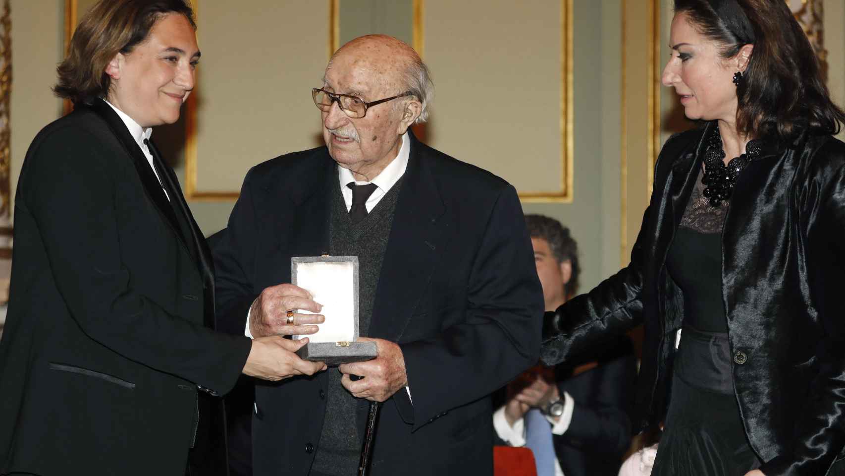 Colau haciendo entrega de la Medalla de la Ciudad, a título póstumo, a los familiares de Montserrat Caballé / EFE