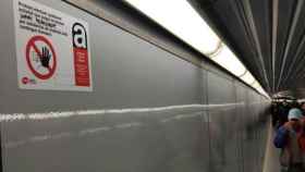 Un cartel por la presencia de amianto en un pasillo del metro / @CGTMetroBCN