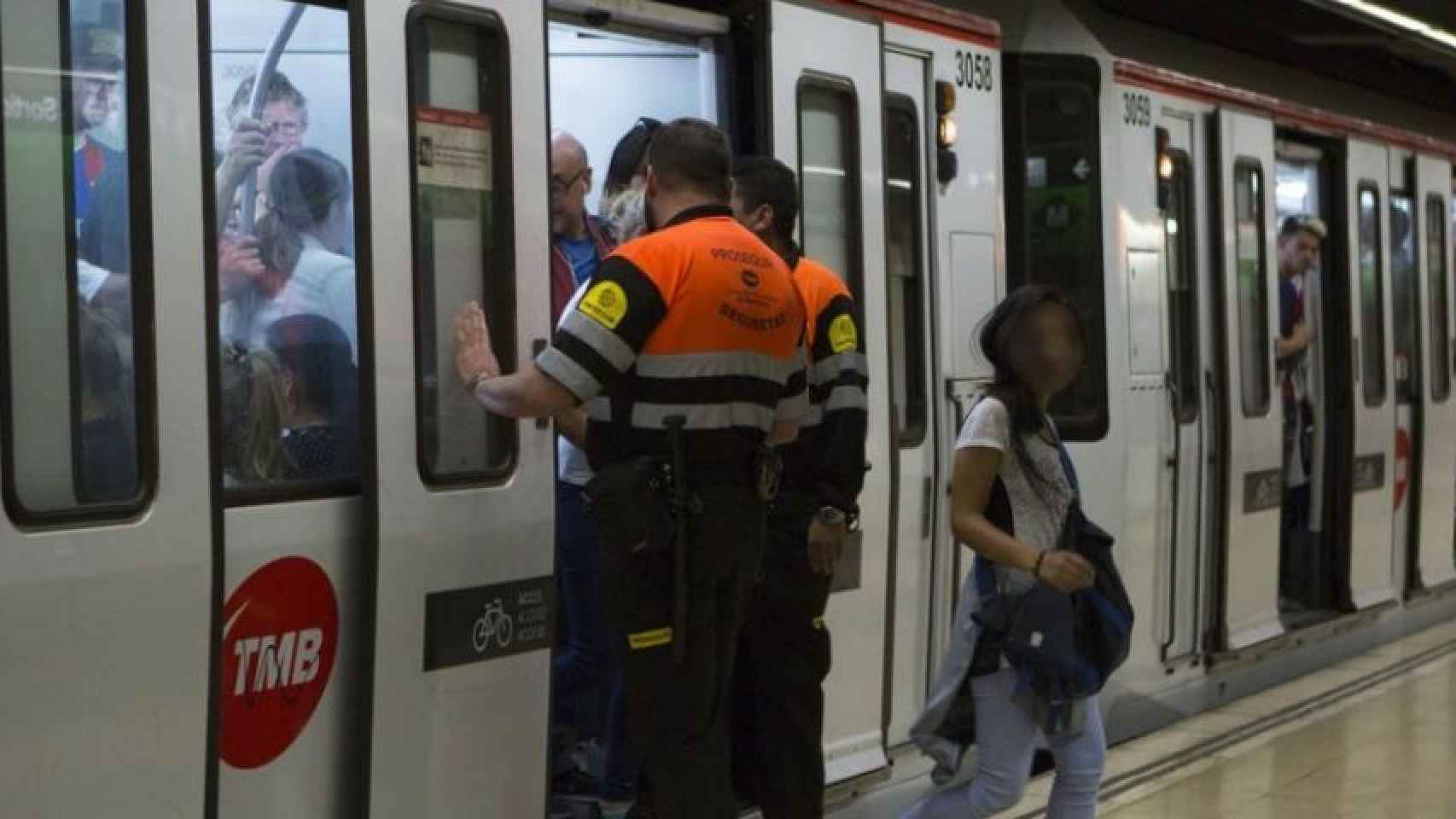 Vigilantes del metro durante un operativo / ARCHIVO