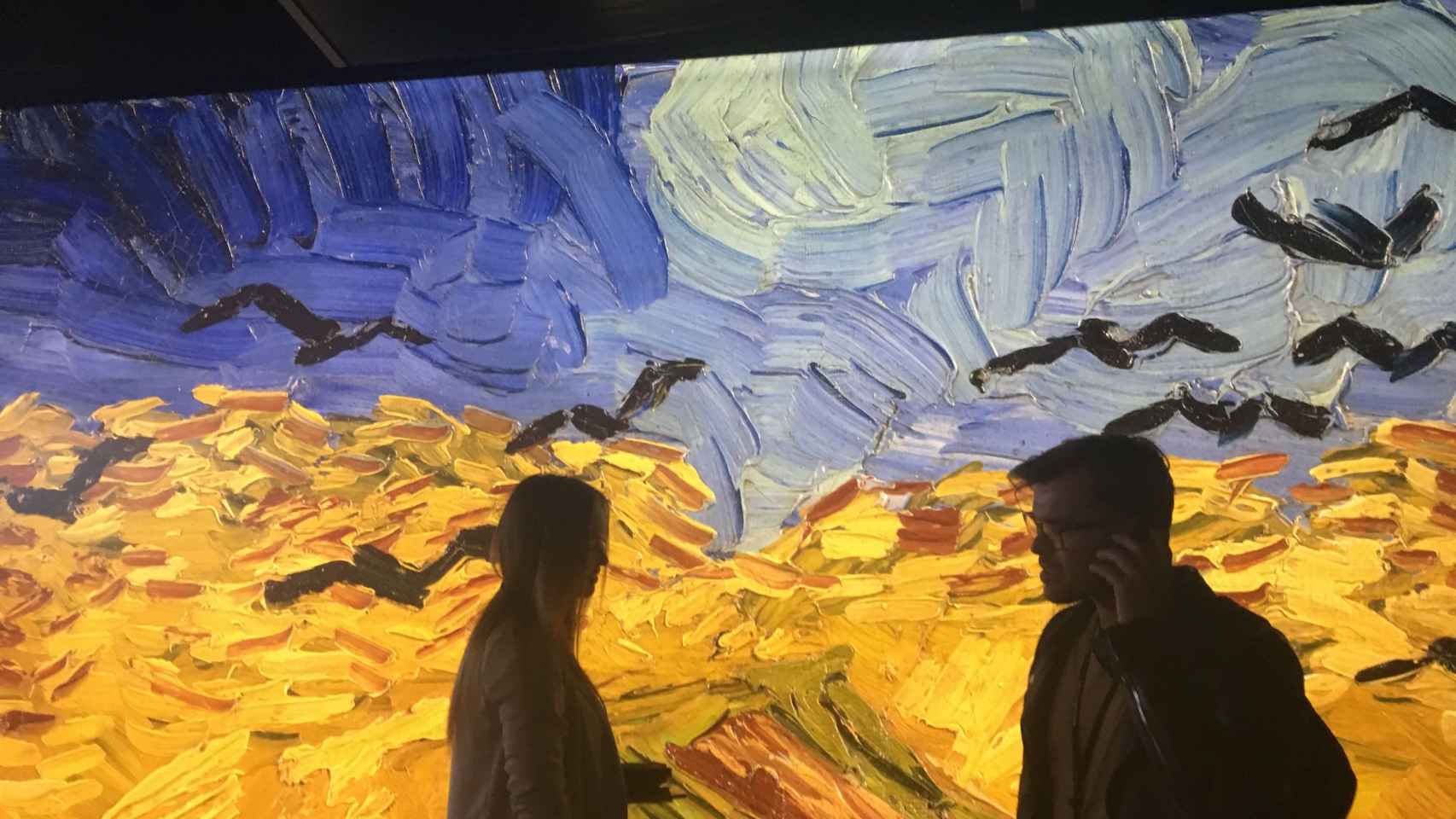 Visitantes disfrutando en la exposición inmersiva de 'Meet Vincent Van Gogh' / PAULA BALDRICH