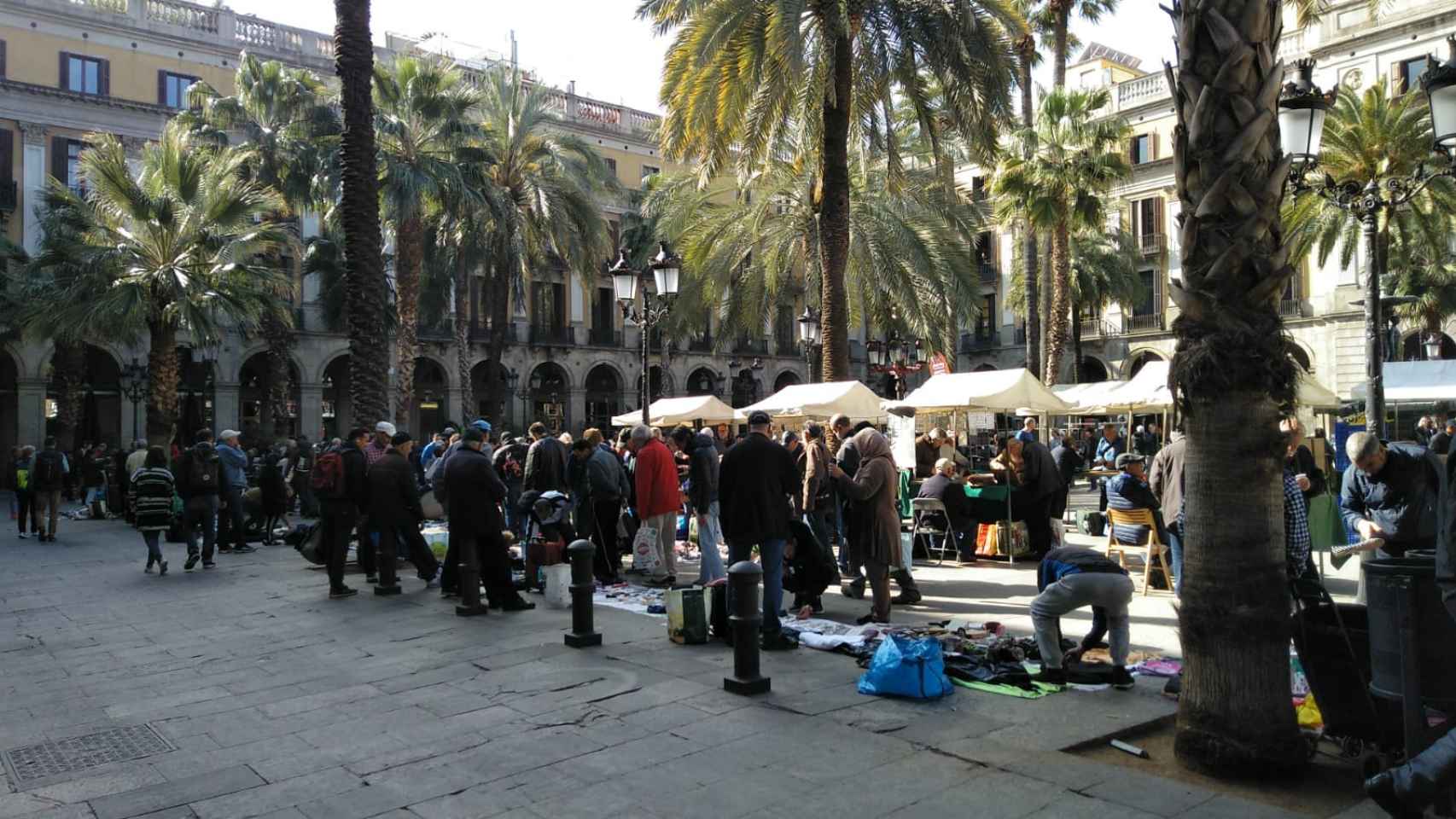 Decenas de vendedores del mercado de la miseria, este domingo en la plaza Reial / PATRICIA RADOVIC