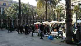 Decenas de vendedores del mercado de la miseria, este domingo en la plaza Reial / PATRICIA RADOVIC