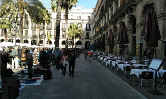 El mercado de la miseria en la plaza Reial, junto a varias terrazas vacías / PATRICIA RADOVIC