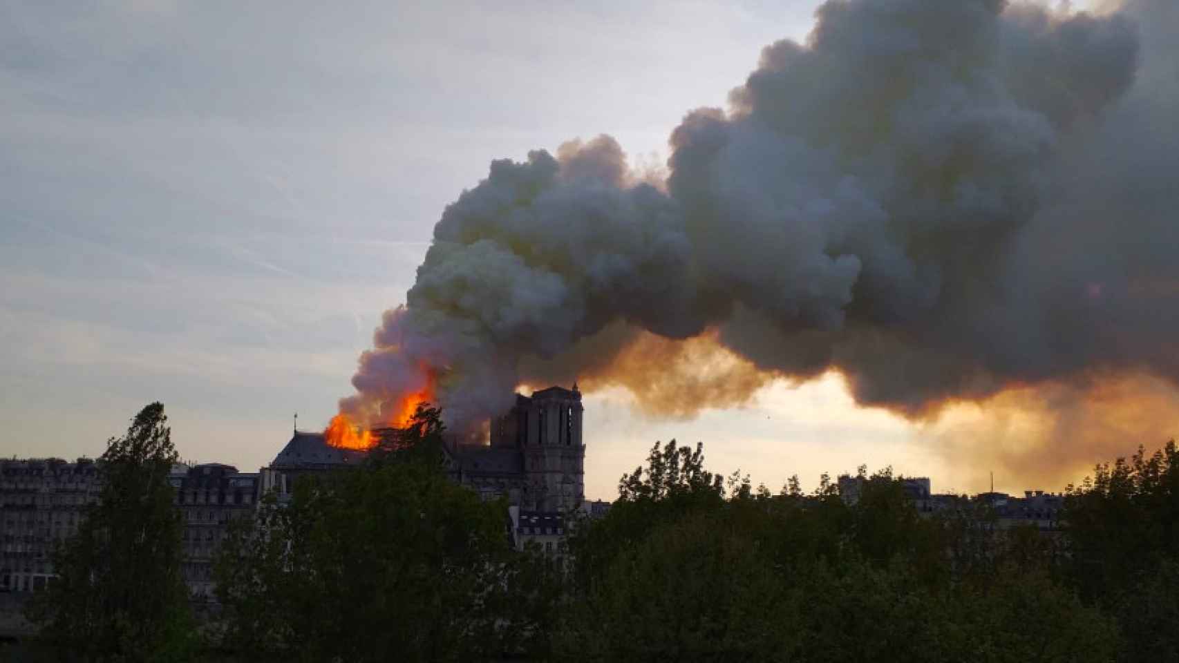 Brutal incendio en la catedral de Notre Dame de París