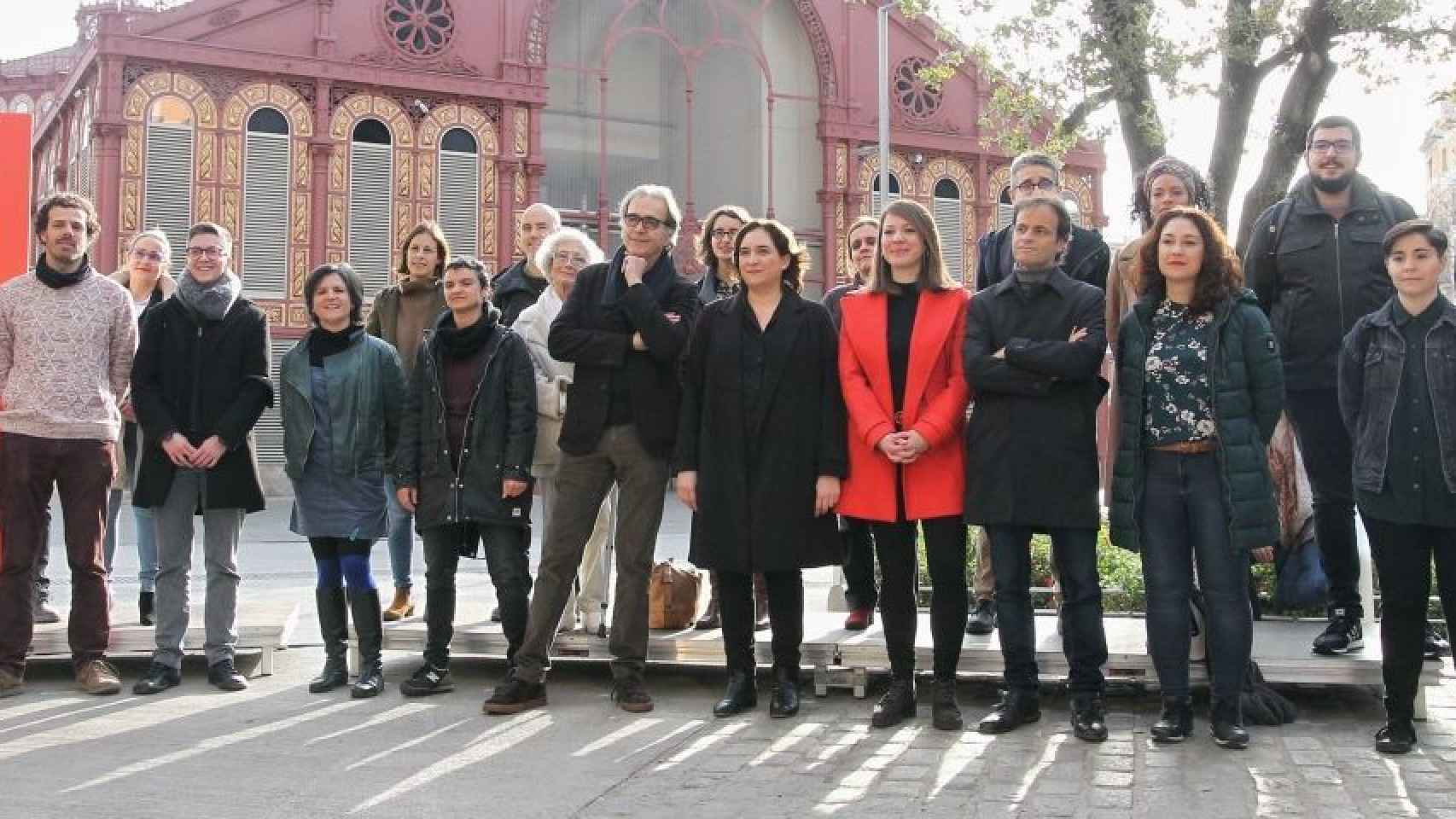Ada Colau y el resto de integrantes de la lista de Barcelona en Comú, el pasado febrero / HUGO FERNÁNDEZ