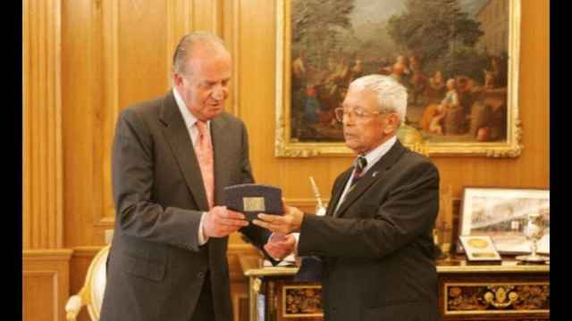 El expresidente del RACC, Sebastiá Salvadó, junto al Rey emérito / EFE