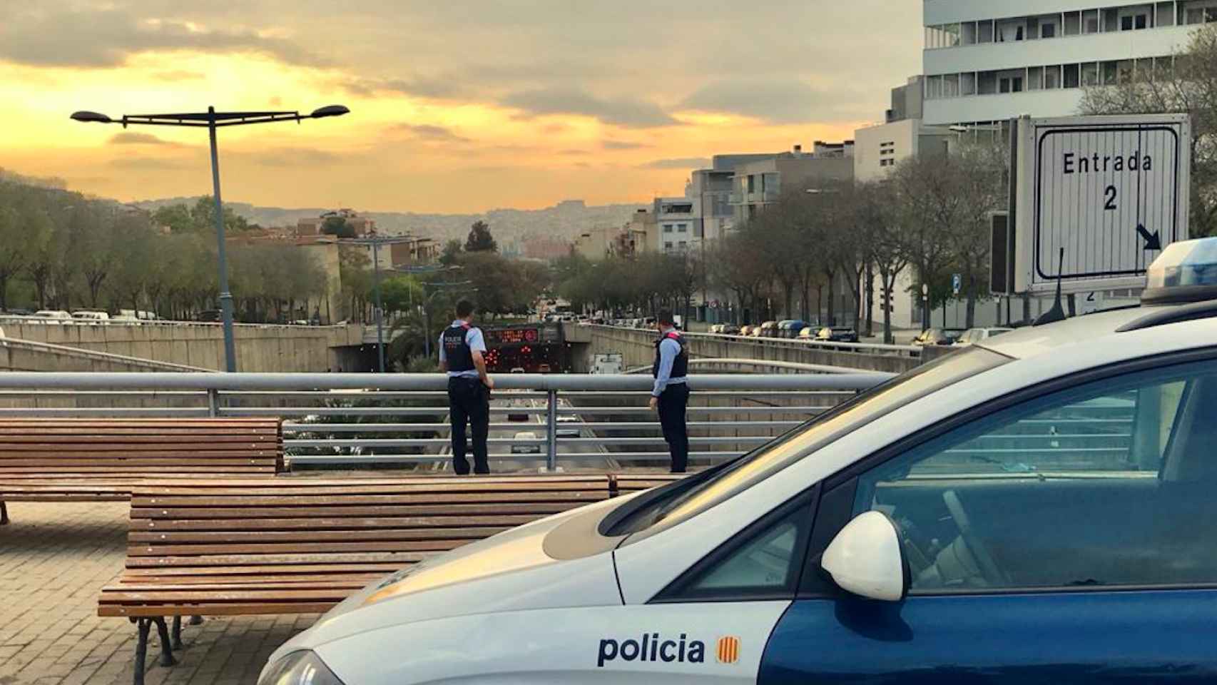 Dos agentes de los Mossos d'Esquadra en el puente donde intento suicidarse la mujer / MOSSOS D'ESQUADRA