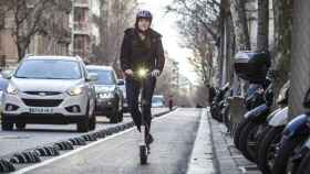 Un usuario de un patinete eléctrico circulando por el carril bici de Barcelona