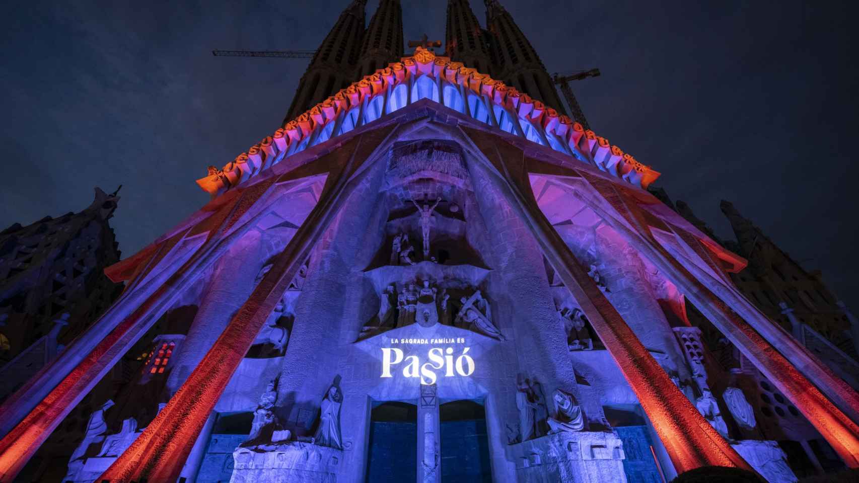 La fachada de la Sagrada Familia iluminada en Semana Santa / SAGRADA FAMILIA
