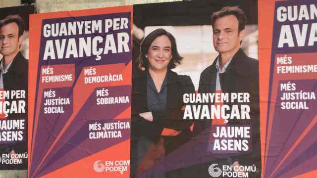 Ada Colau, junto a Jaume Asens, aparece en el cartel electoral para las generales / CR