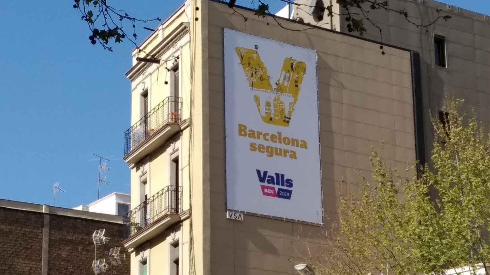 Cartel de Manuel Valls en la confluencia de la calle de Aragó con Independència este abril / JORDI SUBIRANA