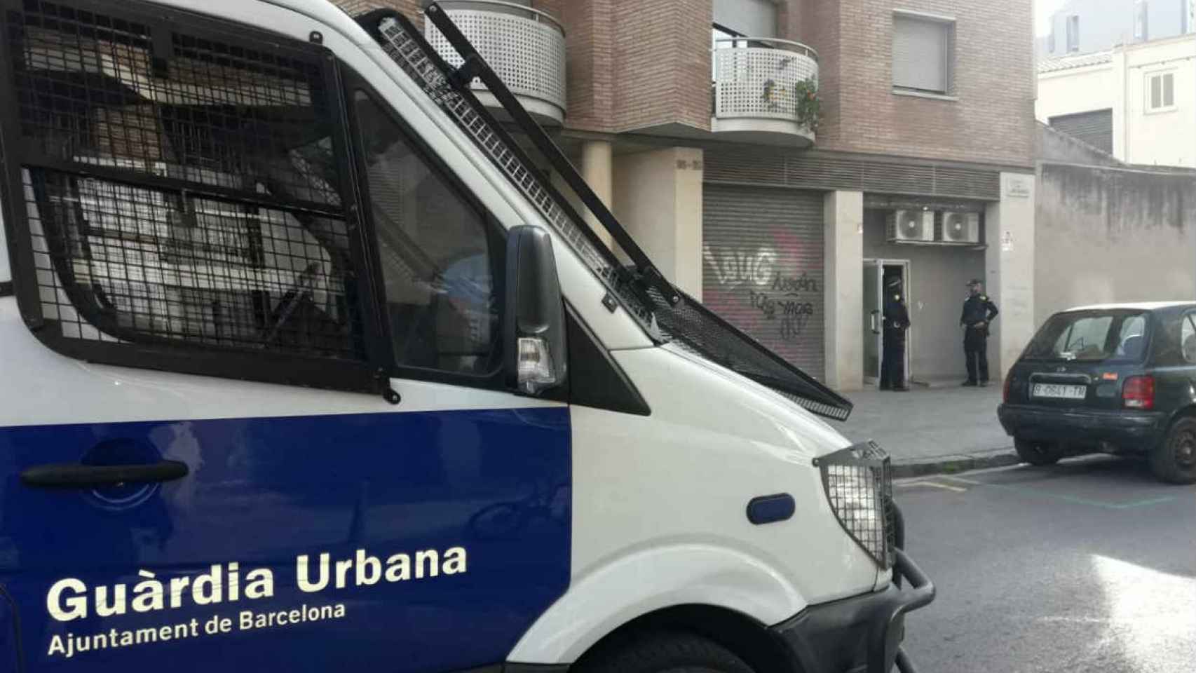 Imagen de archivo de la Guardia Urbana en un dispositivo contra un club cannábico / @barcelona_GUB