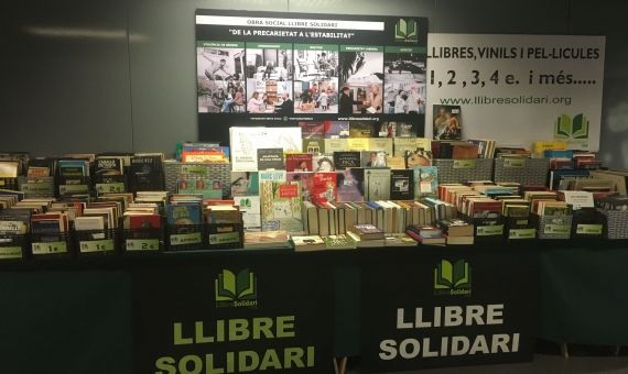 Paradita del Llibre Solidari en el Metro de Hospital Clínic / PAULA BALDRICH