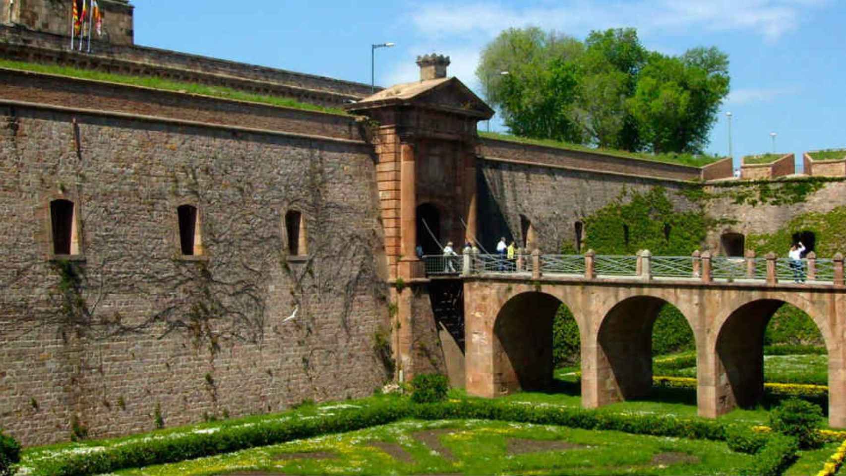 Foso, puente y puerta de acceso al Castillo de Montjuïc