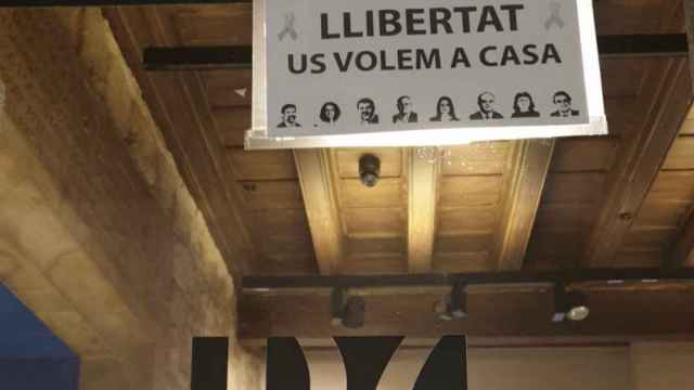 Bou pide retirar símbolos y pancartas partidistas de la Biblioteca de Catalunya