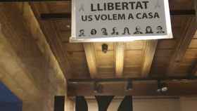 Bou pide retirar símbolos y pancartas partidistas de la Biblioteca de Catalunya