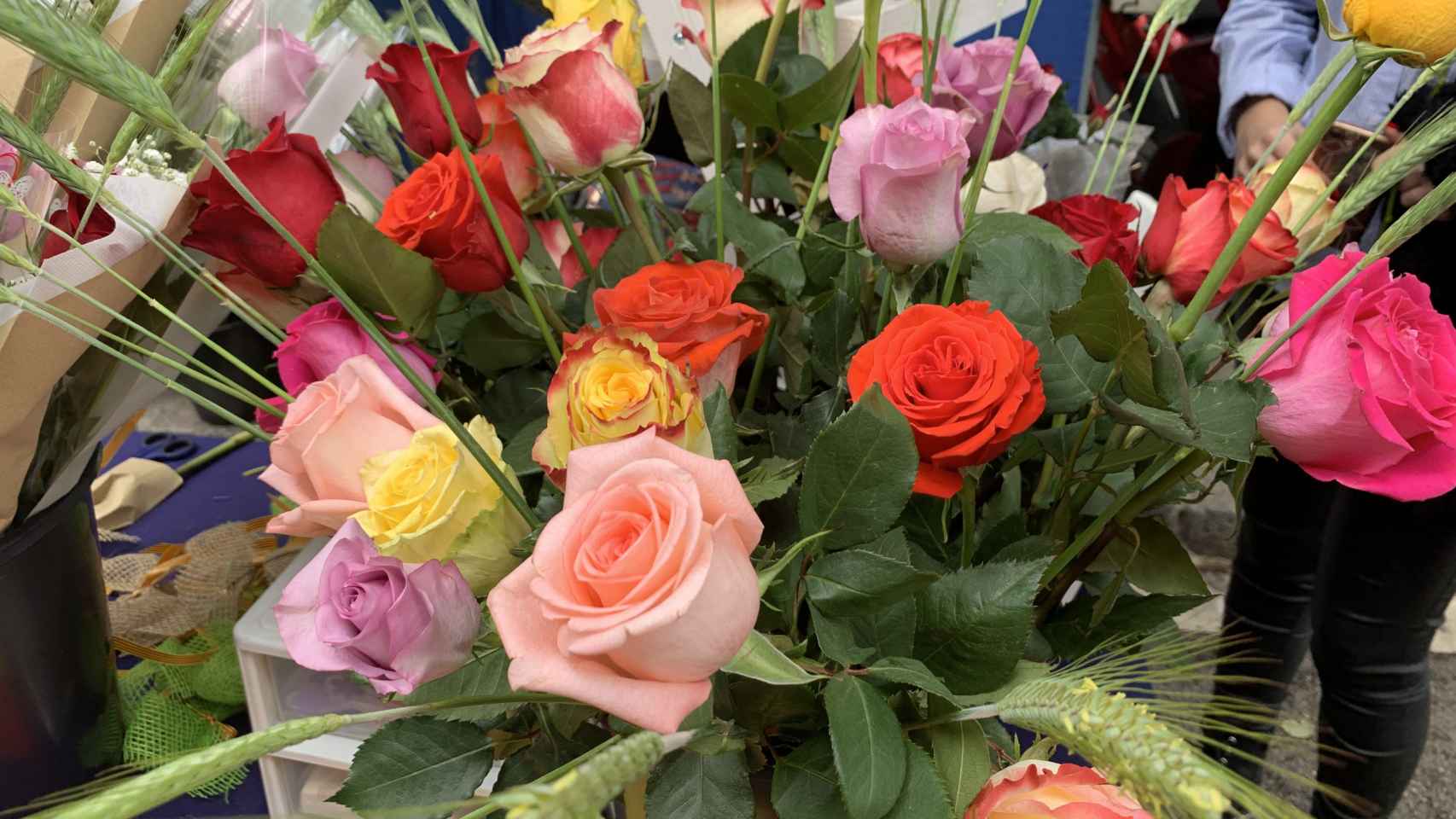 Rosas en un 'puesto' de Sant Jordi / V.M