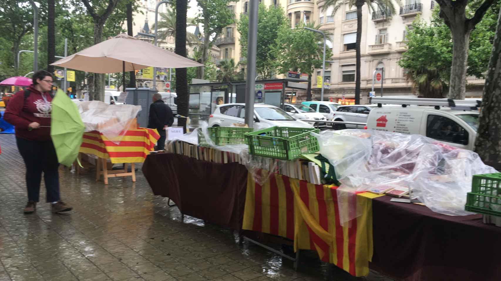 La lluvia chafa el buen rollo de Sant Jordi en Barcelona