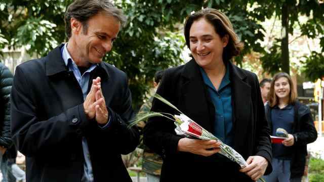 Jaume Asens, con la alcaldesa Ada Colau, durante este Sant Jordi / EFE TONI ALBIR