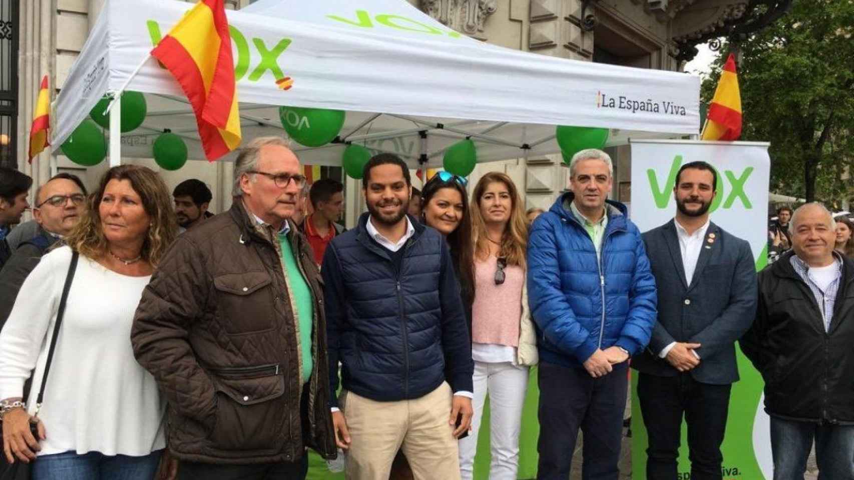 Ignacio Garriga (centro) junto a la carpa de Vox de Sant Jordi / @TWITTER VOX_BCN