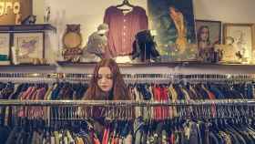 Chica buscando ropa en una tienda de moda vintage / PIXABAY