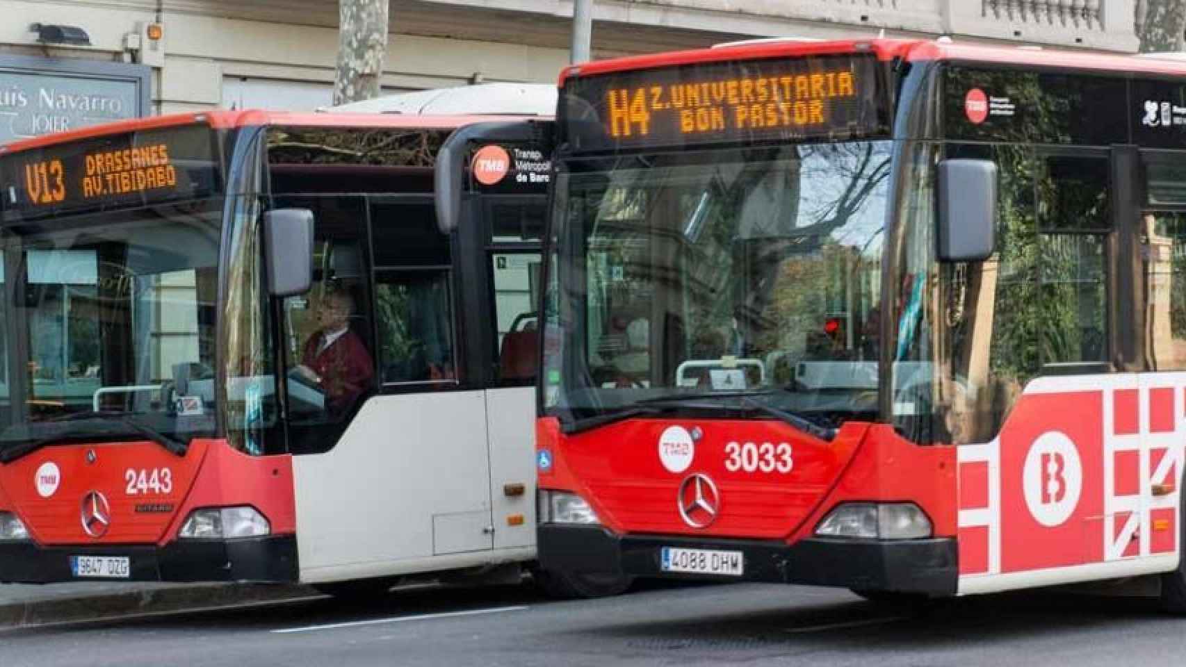 Buses de TMB en una calle de Barcelona.