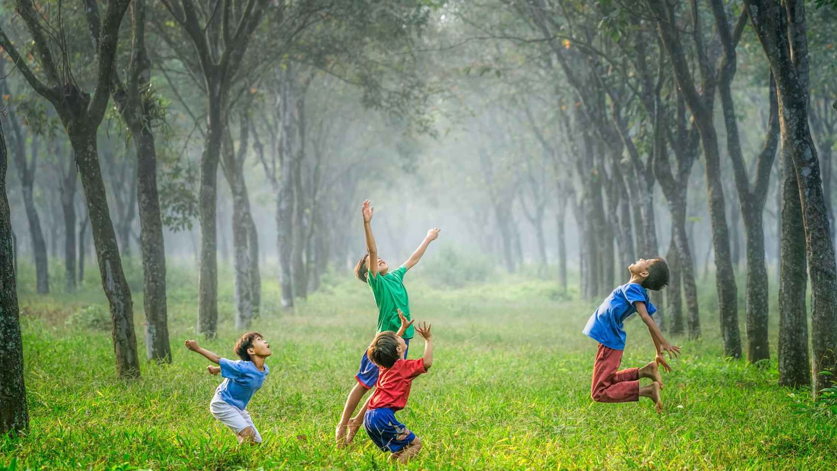niños jugando en un parque