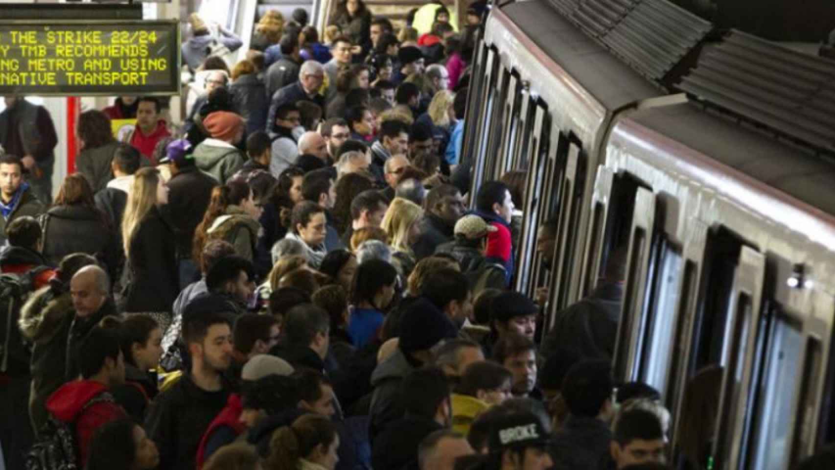 Alfuencia de viajeros en una estación de metro de Barcelona / ARCHIVO