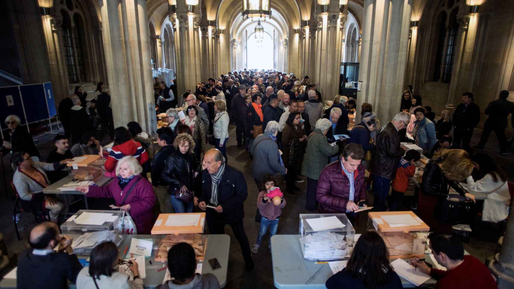 Barceloneses votando en la Universitat de Barcelona
